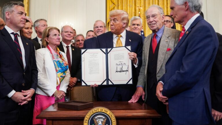 Trump firma ley contra fentanilo y lanza mensaje a cárteles