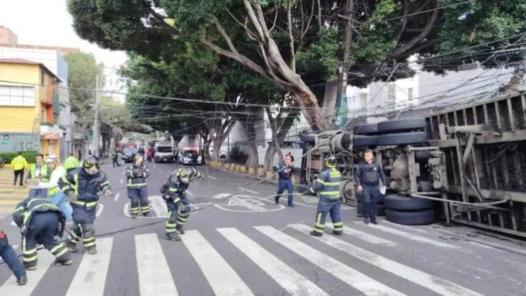 Vuelca camión de basura en San Antonio Abad; hombre en patín sobrevive milagrosamente