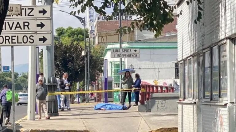 Fallece persona en banqueta de Tlalpan; causas de su muerte son desconocidas