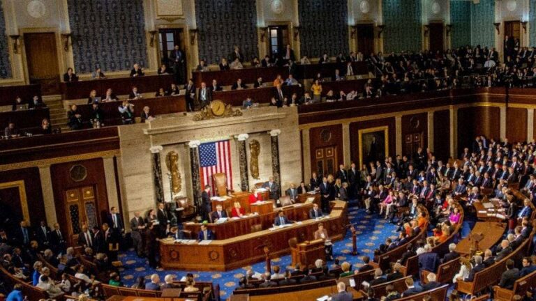 Senado de EE. UU. aprueba plan fiscal de Trump con impuesto a remesas