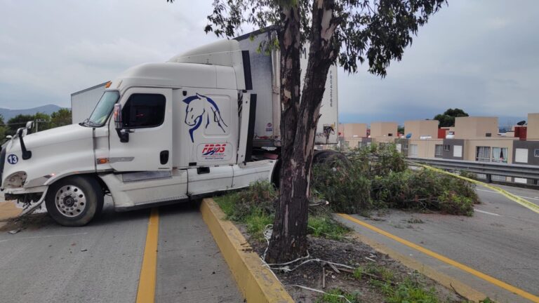 Dos personas mueren tras derrapar en motocicleta en la carretera Texcoco-Calpulalpan; tráiler se accidenta al intentar esquivarlos