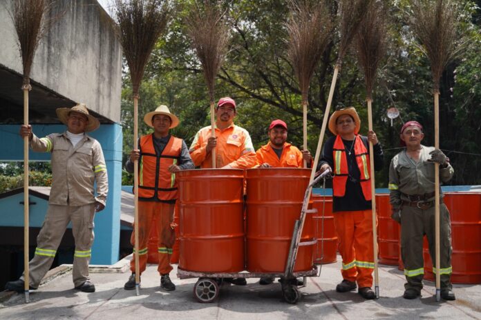 #Azcapotzalco refuerza el mantenimiento #urbano con entrega de nuevos materiales para el #servicio de limpia https://reflexion24informativo.com.mx/azcapotzalco-refuerza-el-mantenimiento-urbano-con-entrega-de-nuevos-materiales-para-el-servicio-de-limpia/ #reflexion24informativo #CDMX #MejoramientoUrbano #limpiazcapo #CulturaCiudadana