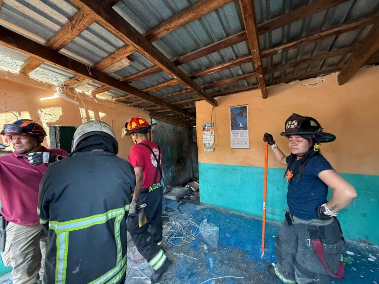 Evacúan a familias en El Molinito, Naucalpan, por riesgo de colapso tras intensas lluvias