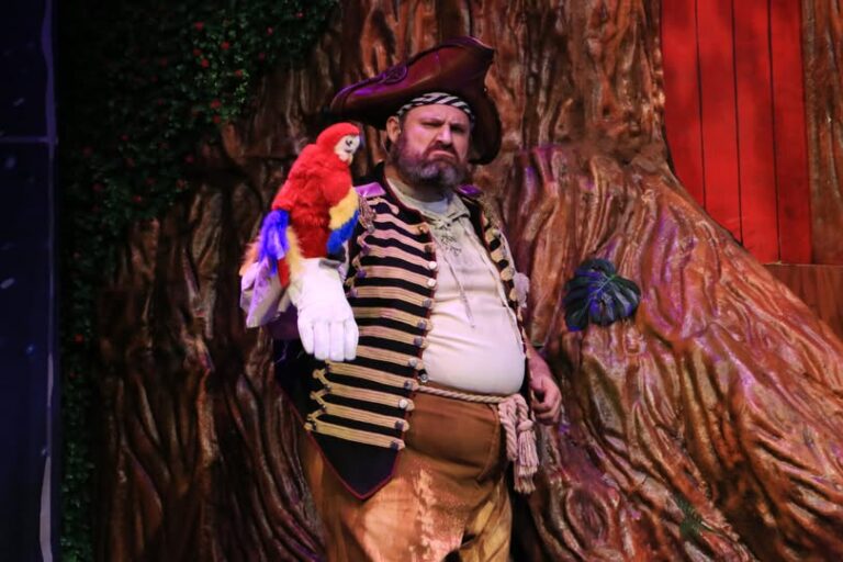 Últimos días de  “Peter Pan Que Sale Mal”, esta  exitosa obra cierra una temporada llena de  diversión, risas y caos en el escenario