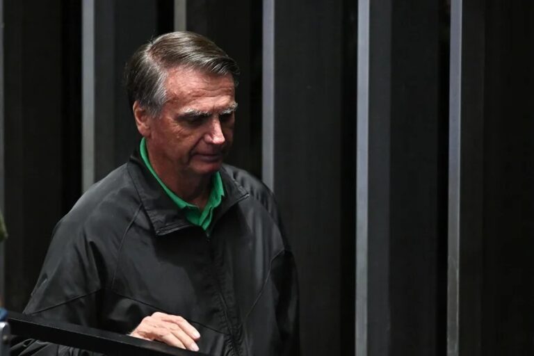 La Corte Suprema de Brasil impone a Bolsonaro la tobillera electrónica y le prohíbe usar redes sociales