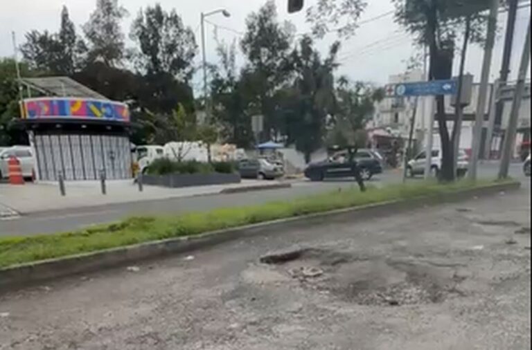 Colonos de Tecamachalco piden atención urgente a crisis de baches y socavón en Naucalpan