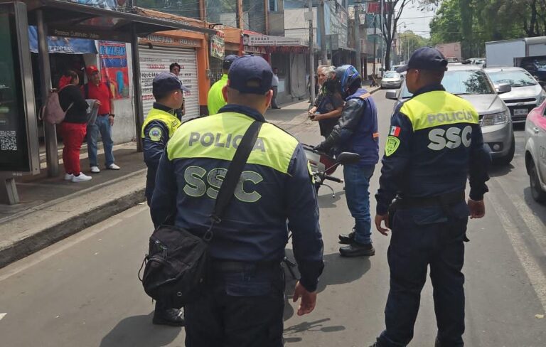 Revisan motocicletas y retiran objetos que obstruyen calles en Azcapotzalco: 38 unidades remitidas y más de 180 kilos de obstáculos retirados