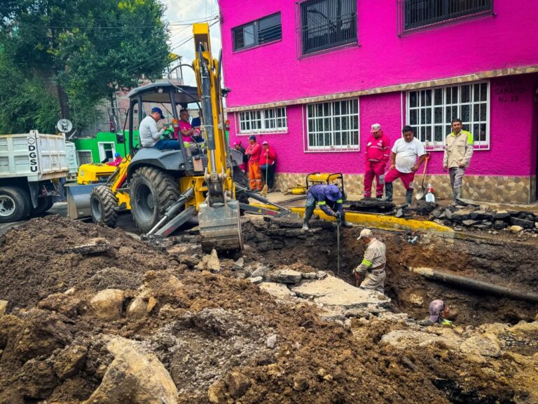 Rompen tubería en Gustavo A. Madero: apoyan a 21 familias afectadas por fuga de agua potable