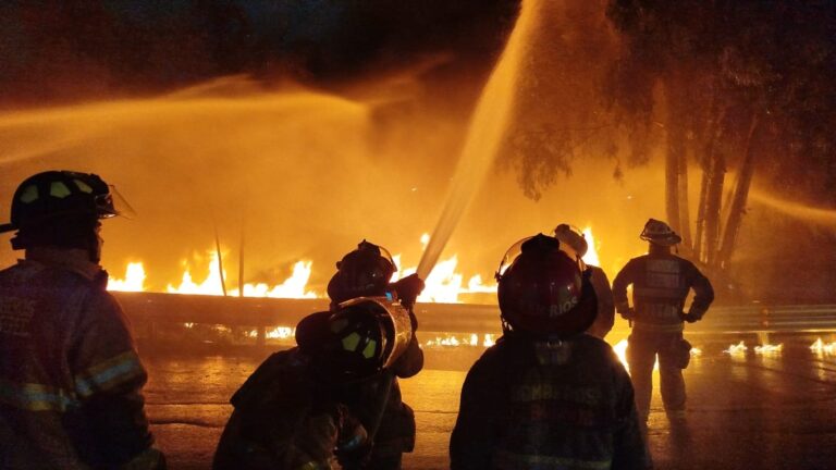 Quema controlada de combustible en la México-Pachuca tras volcadura de pipa