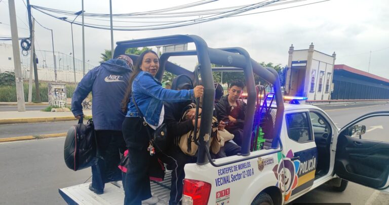 Policías de Ecatepec trasladan a más de 60 personas varadas por bloqueo en Puente de Fierro; reabren vialidades tras 4 horas de diálogo