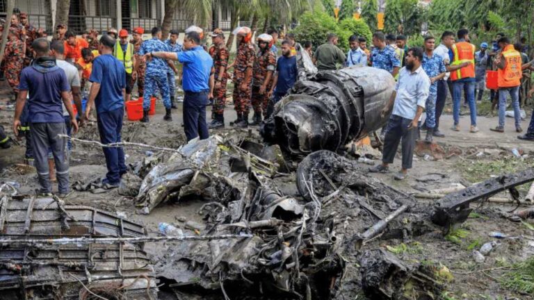 Al menos 19 muertos tras estrellarse avión militar sobre escuela en Daca, Bangladesh