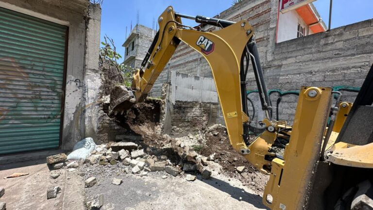 Retiran bardas ilegales que obstruían la vía pública en Cuautitlán Izcalli