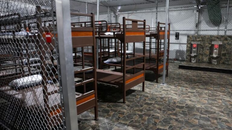 Consulado de México en Miami visita a los 14 connacionales detenidos en “Alligator Alcatraz”; no detectan hacinamiento
