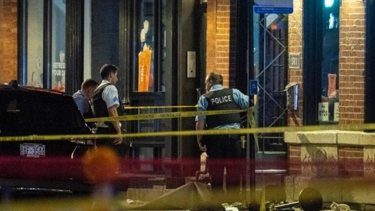 Tiroteo en Chicago: matan a 4 personas y hieren a 14 más afuera de una discoteca