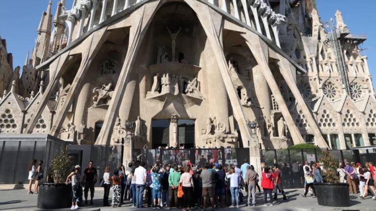 Activistas lanzan pintura sobre la fachada de la Sagrada Familia en Barcelona