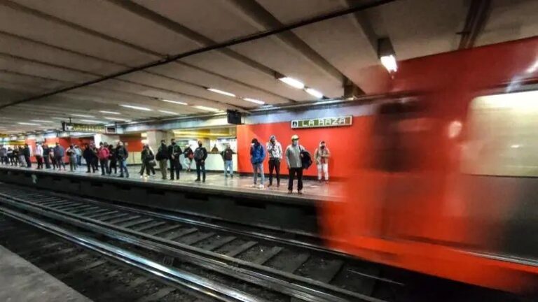Auxilian oficiales de la PBI a una mujer en labor de parto en la estación del Metro La Raza