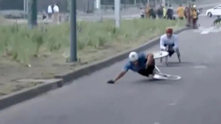 Caída de atletas en silla de ruedas en el Maratón de la CDMX desata críticas por baches