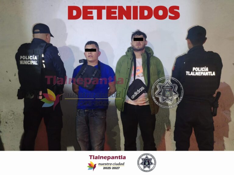 Persecución en Tlalnepantla termina con la detención de dos sujetos armados tras chocar contra un Oxxo