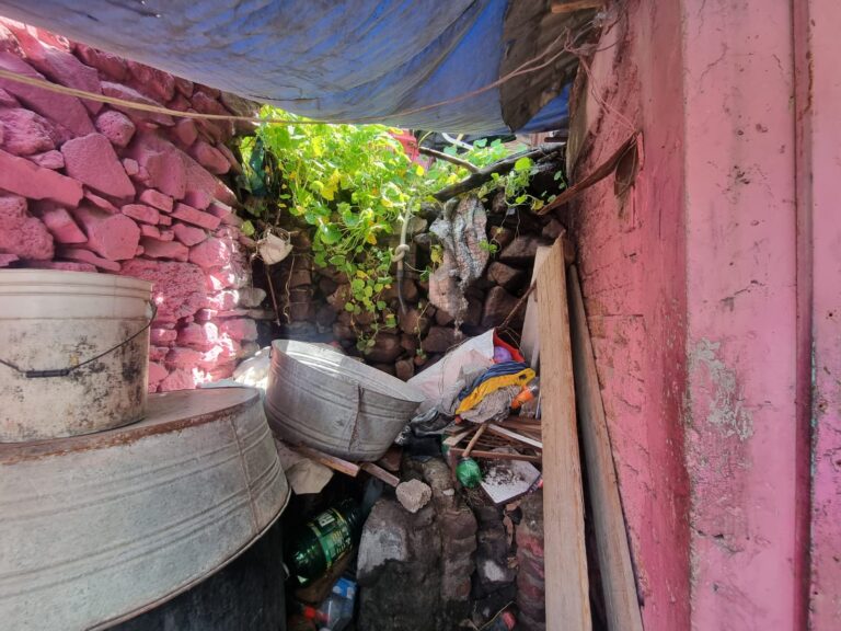 Protección Civil de Tlalnepantla atiende deslave en colonia Lázaro Cárdenas 3ª Sección; tres viviendas en alto riesgo