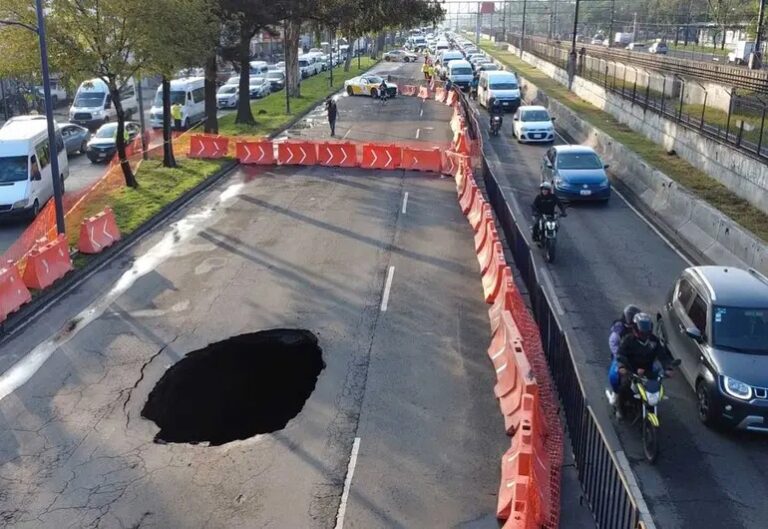 Socavón de 10 metros colapsa el tráfico en Calzada Ignacio Zaragoza
