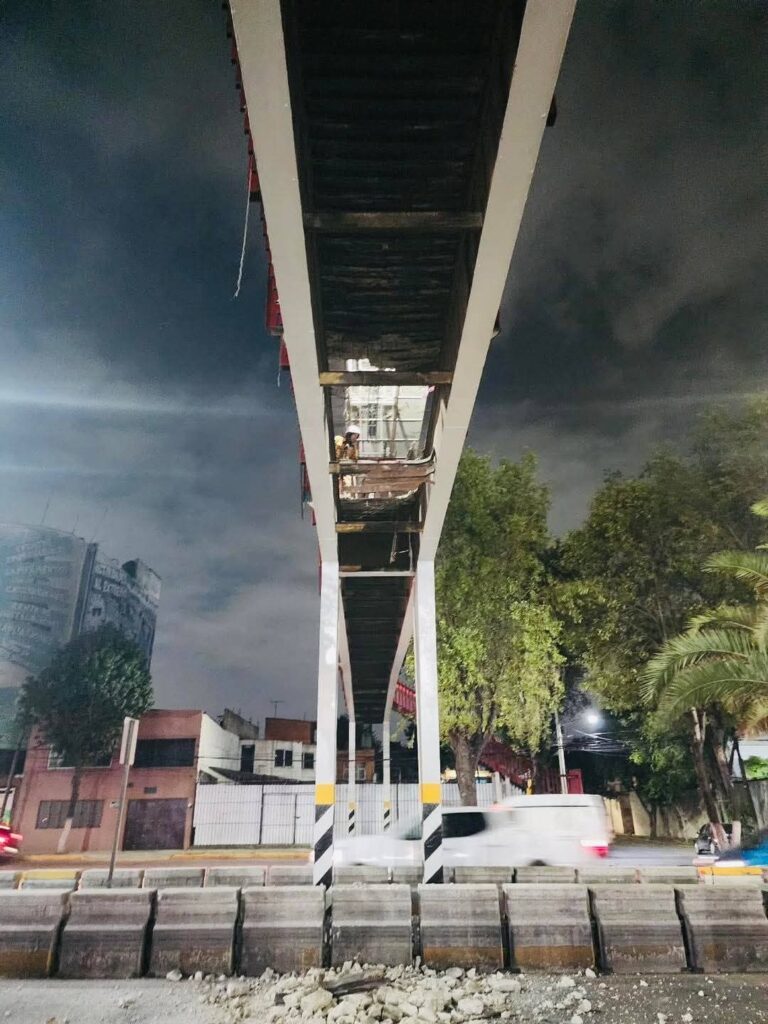 Cierran puente peatonal en Tlalnepantla por mantenimiento preventivo en avenida Mario Colín