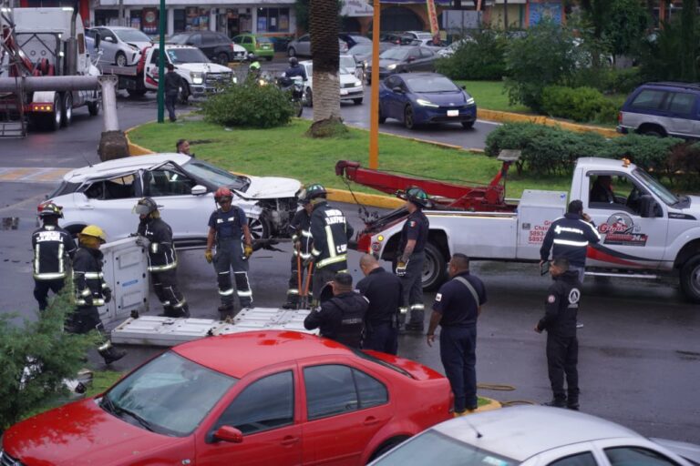 Fuerte lluvia derriba espectacular en glorieta de Sor Juana Inés de la Cruz; no hubo lesionados