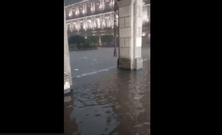 Inundación en el Zócalo de la Ciudad de México tras intensas lluvias