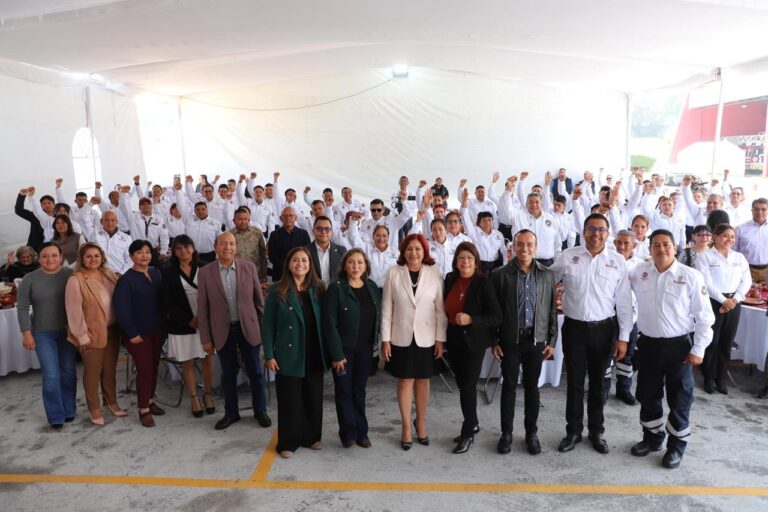 Bomberos de Tecámac reciben reconocimientos y seis nuevas ambulancias