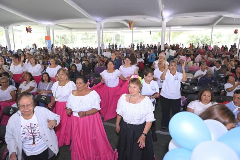 Entregan kits deportivos a adultos mayores en Tlalnepantla para fomentar su bienestar