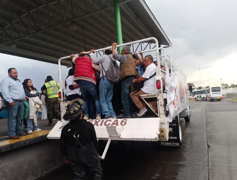 Suspenden servicio de Mexibús Línea 4 por encharcamiento en Avenida Nacional; Operativo Tormenta auxilia a usuarios