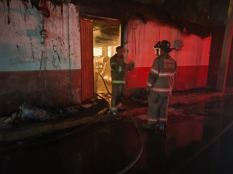 Incendio en bodega de solventes en Ecatepec moviliza a más de 20 bomberos; no hubo lesionados