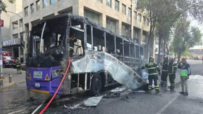 Autobús de #TransportePúblico se incendia en el #CentroHistórico https://reflexion24informativo.com.mx/autobus-de-transporte-publico-se-incendia-en-el-centro-historico/ #coloniacentro #AlcaldíaCuauhtémoc #incidente #ciudaddemexico #CDMX
