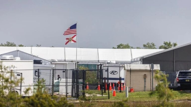 A un mes de su apertura, “Alligator Alcatraz” se convierte en modelo para próximos centros migratorios