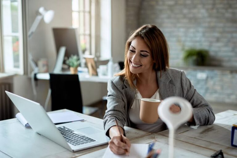 Regreso al trabajo después de vacaciones: estrategias para mantener la energía y la motivación