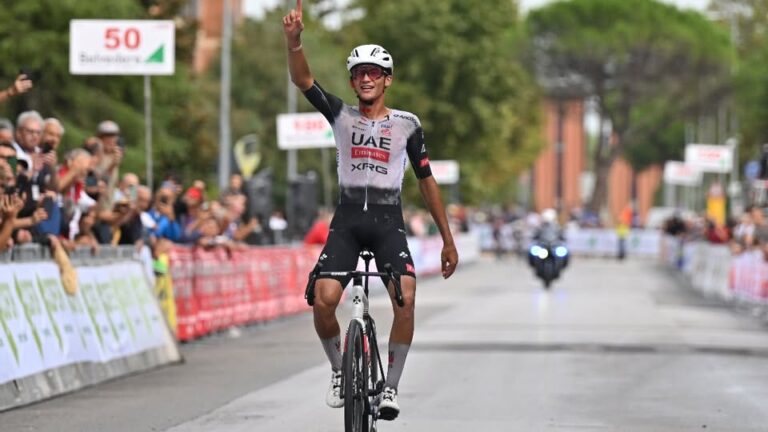 Isaac del Toro está imparable y conquista el Giro della Toscana 2025
