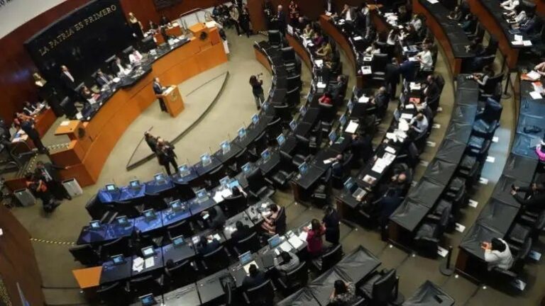Luego de viajes de Noroña a Europa en clase premier, Senado se aprieta el cinturón