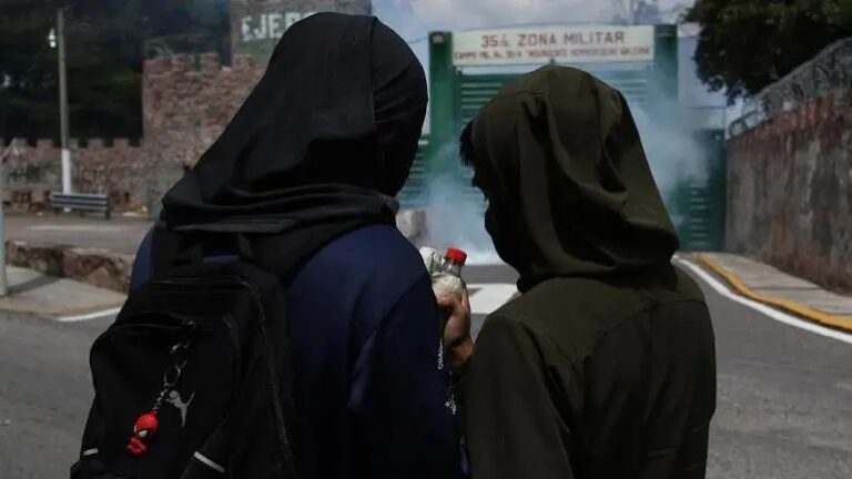 Normalistas protestan en Chilpancingo por el caso Ayotzinapa y lanzan petardos a la 35ª Zona Militar