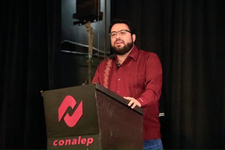 Conalep Naucalpan gradúa a 200 alumnos y un niño geólogo roba reflectores en la ceremonia