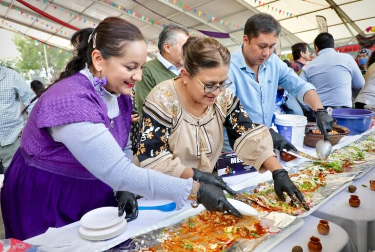 Iztapalapa rompe récord mundial con la enchilada más grande del mundo