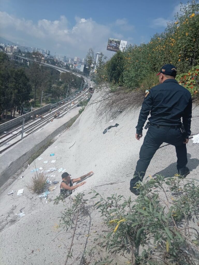🚨 Policías de Álvaro Obregón y bomberos rescatan a hombre que cayó a una barranca en Santa Fe
