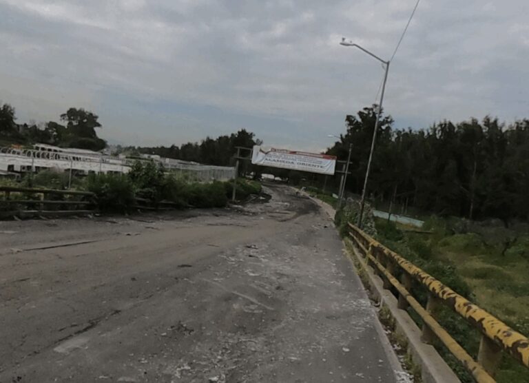 🚧 Cierre indefinido en Periférico Oriente tras volcadura de camión de carga