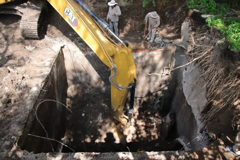 Inician trabajos de reparación tras oquedad en San Juan Atlamica, Cuautitlán Izcalli