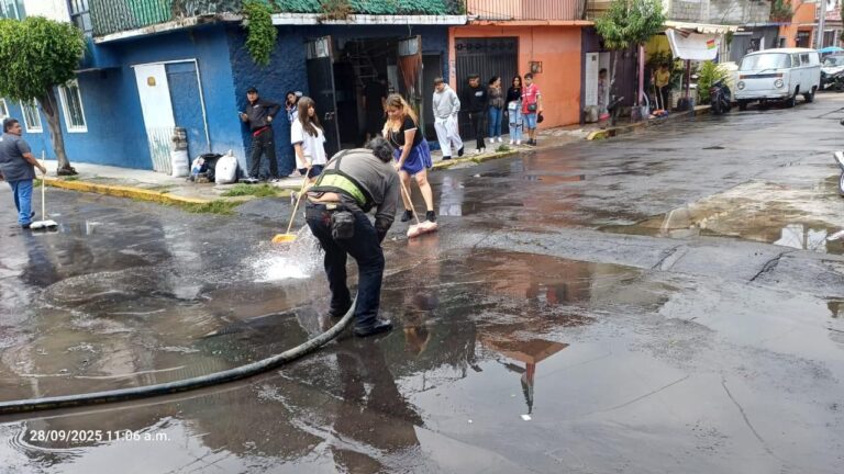 Lluvias intensas dejan 20 colonias afectadas en Iztapalapa; se reparten alimentos y kits de limpieza