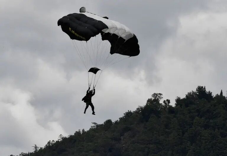 Tragedia en desfile militar, paracaidista cae al realizar maniobra aérea