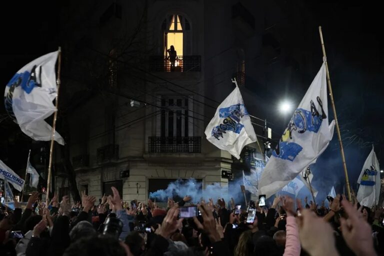 Cristina Fernández celebra desde su balcón el triunfo peronista ante cientos de seguidores