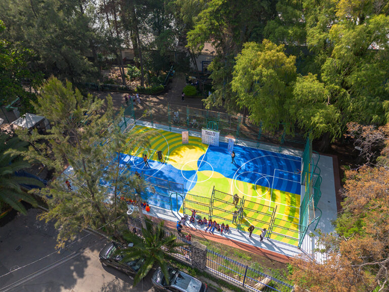 De parques olvidados a lugares de juego y cuidado: un modelo que cambia la ciudad