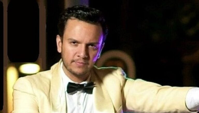 Eric Ventura rinde homenaje a José José en el Teatro San Jerónimo, con Carlos Cuevas como padrino