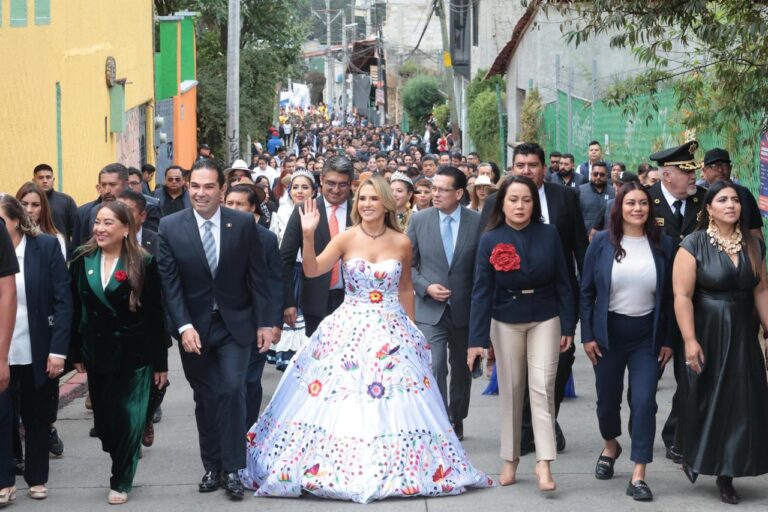Romina Contreras y Enrique Vargas encabezan desfile cívico en Huixquilucan con más de 6 mil participantes