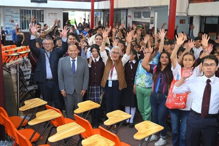 Entregan mil butacas en Tlalnepantla para fortalecer la educación de estudiantes