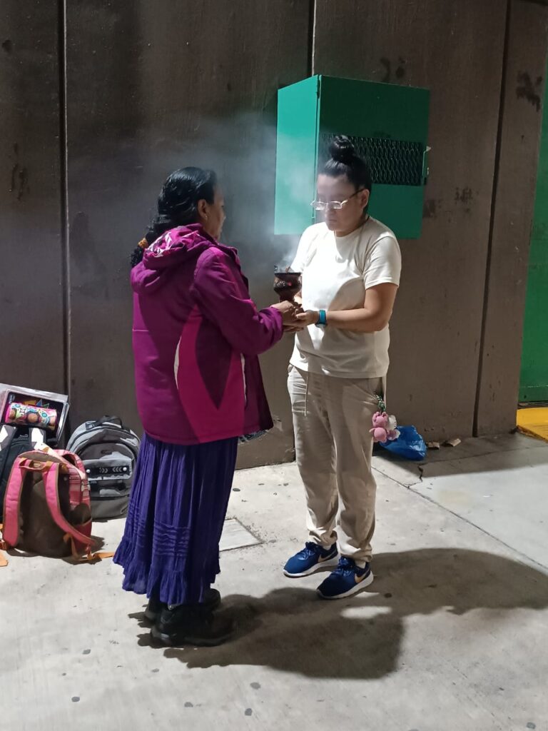 Mi madre me enseñó a tejer la chaquira desde los ochos años: Kenia Hernández